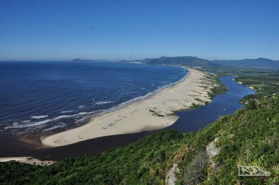 O fantástico cenário da Guarda do Embaú, litoral sul de Santa Catarina